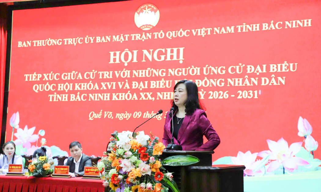 Bộ trưởng Bộ Y tế Đào Hồng Lan tiếp xúc cử tri. 