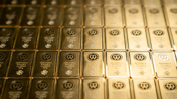 Giá vàng “thoát hiểm” nhờ đồng USD giảm, SPDR Gold Trust vẫn bán ròng