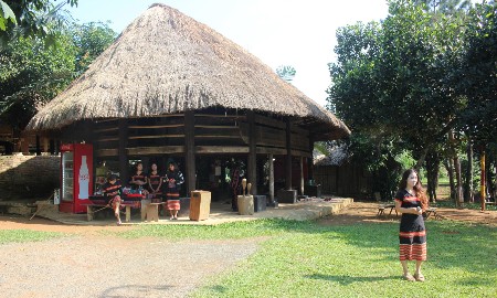 Ngôi nhà truyền thống của người Tà ôi ở Làng Văn hoá - Du lịch các dân tộc Việt Nam. Ảnh: Chu Khôi.