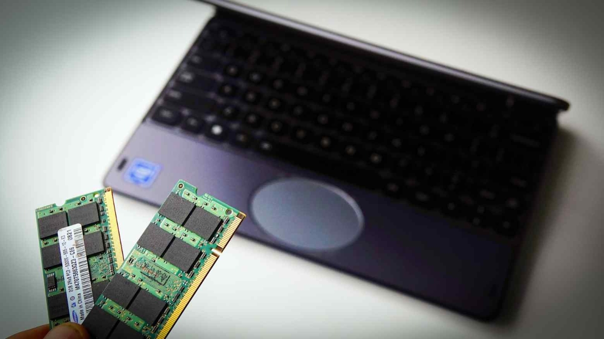 Trước tình trạng khan hiếm chip nhớ, nhiều nhà sản xuất máy tính đang thay đổi chiến lược sản phẩm.