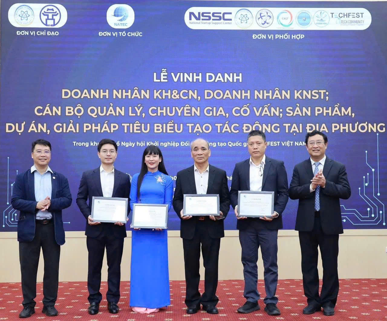 Bà Trịnh Thị Hồng Vân – Chủ tịch HĐTV Công ty vinh dự được vinh danh là doanh nhân khoa học và công nghệ năm 2025. Ảnh: Yến sào Khánh Hòa.