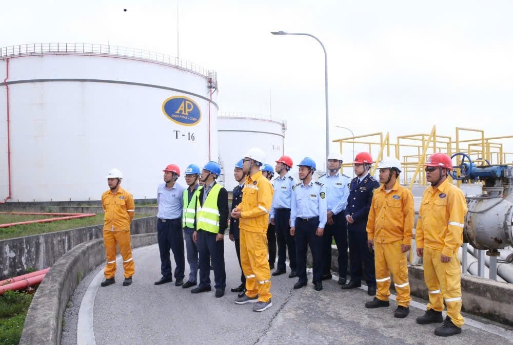 Đoàn công tác của Sở Công thương Thanh Hóa kiểm tra kho xăng dầu của Công ty Anh Phát.