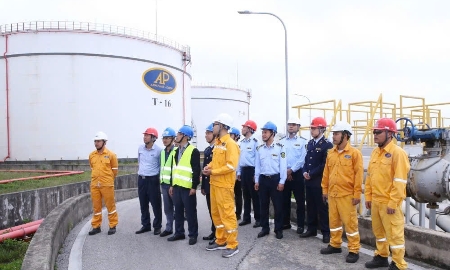 Đoàn công tác của Sở Công thương Thanh Hóa kiểm tra kho xăng dầu của Công ty Anh Phát.