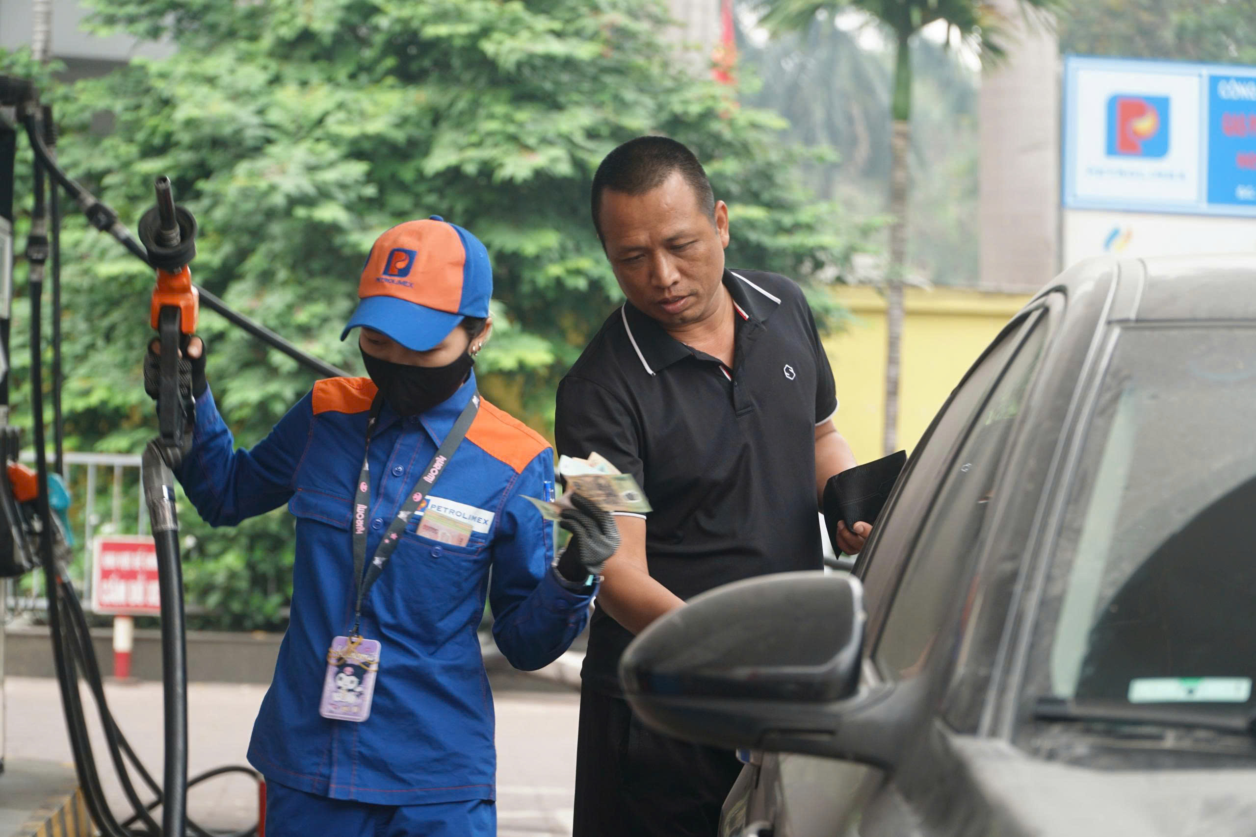 Các doanh nghiệp đang đưa ra nhiều giải pháp để ứng phó trong khi chờ những giải pháp tốt hơn từ cơ quan quản lý. Ảnh: Đức Huy.