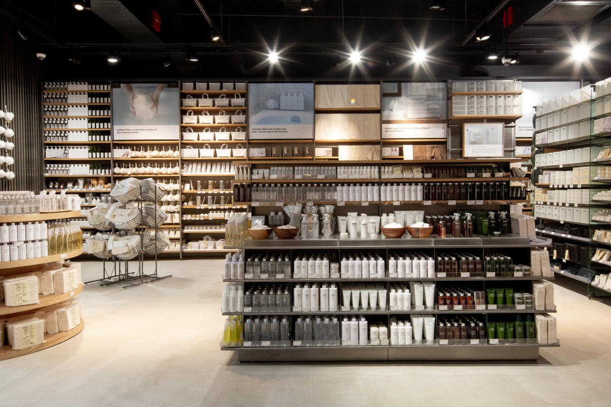 Muji bán các sản phẩm lotion và kem dưỡng ngay trong cửa hàng của mình, đặt cạnh đồ ngủ, hộp lưu trữ hay thực phẩm.