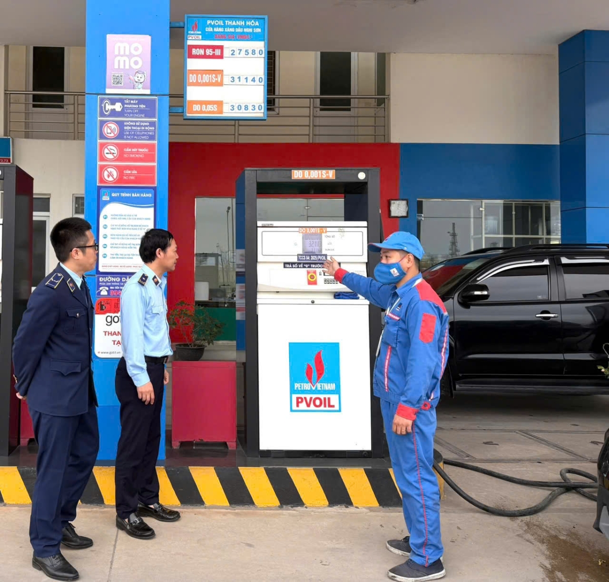 Quản lý thị trường Thanh Hóa kiểm tra tại một cửa hàng bán lẻ xăng dầu.