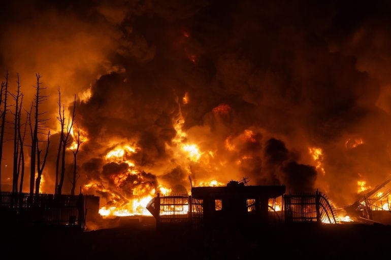 Lửa bùng lên tại kho dầu Shahran sau các cuộc tấn công của Mỹ và Israel ở Tehran, Iran, ngày 8/3/2026. Ảnh: Hassan Ghaedi/Anadolu