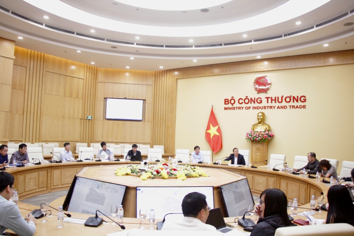 Thứ trưởng Bộ Công Thương Nguyễn Hoàng Long chủ trì cuộc họp tổ soạn thảo xây dựng Nghị định triển khai Nghị quyết 253 về năng lượng. Ảnh: MOIT.