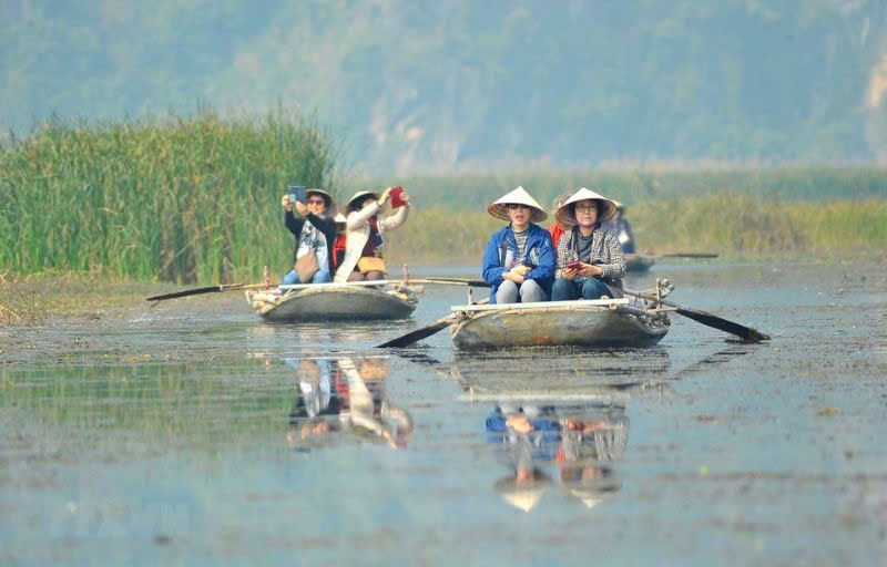 Di chuyển bằng thuyền giữa các ramsar (Ảnh Cổng thông tin VQG Giao Thủy)