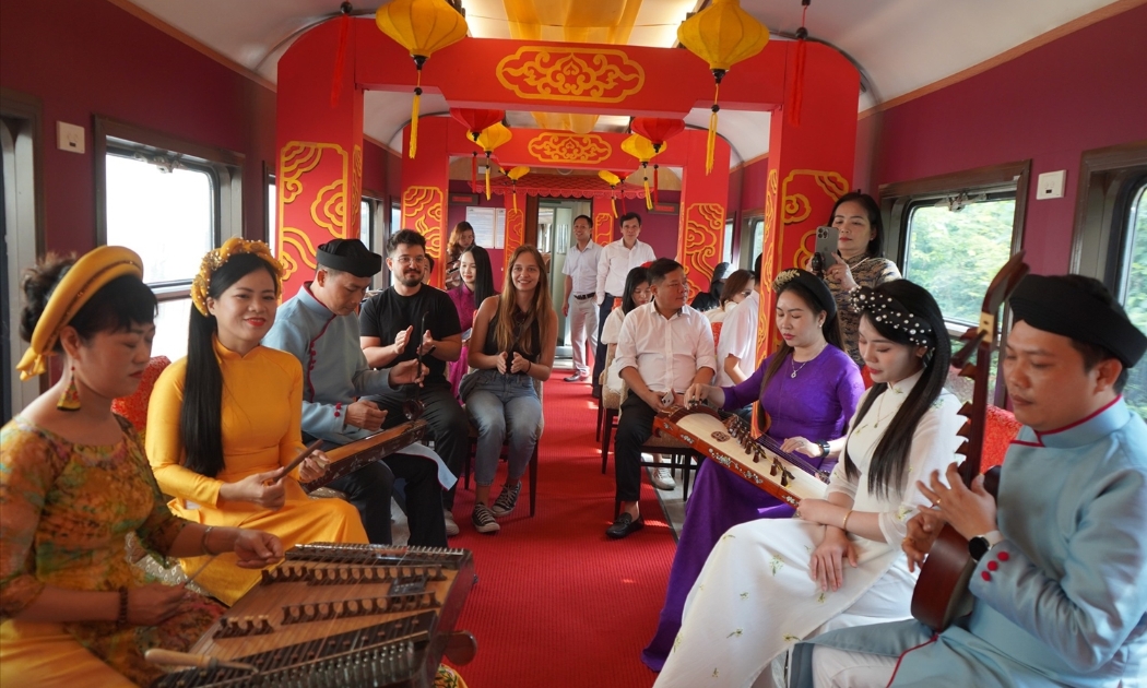 Không chỉ mang đến hành trình ngắm cảnh đèo Hải Vân bằng tàu hỏa, đoàn tàu du lịch “Kết nối di sản miền Trung” còn tổ chức nhiều hoạt động trải nghiệm trên tàu.
