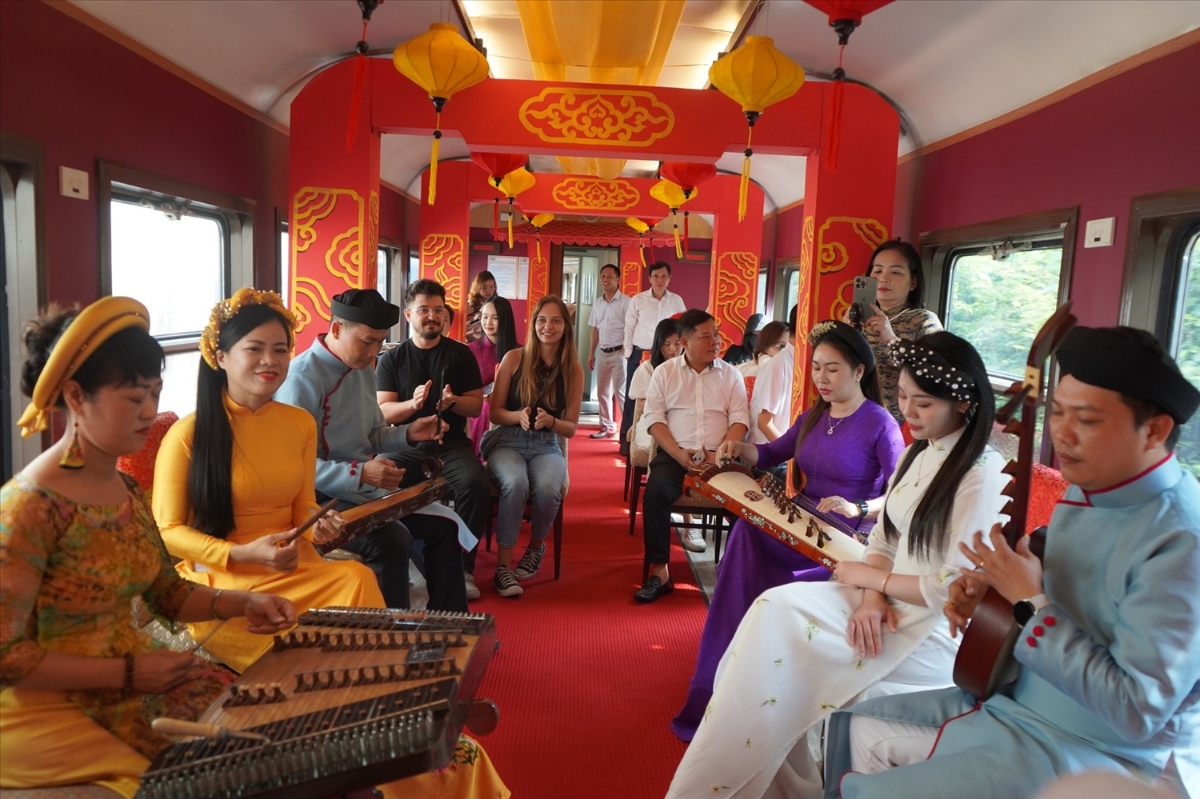 Không chỉ mang đến hành trình ngắm cảnh đèo Hải Vân bằng tàu hỏa, đoàn tàu du lịch “Kết nối di sản miền Trung” còn tổ chức nhiều hoạt động trải nghiệm trên tàu.