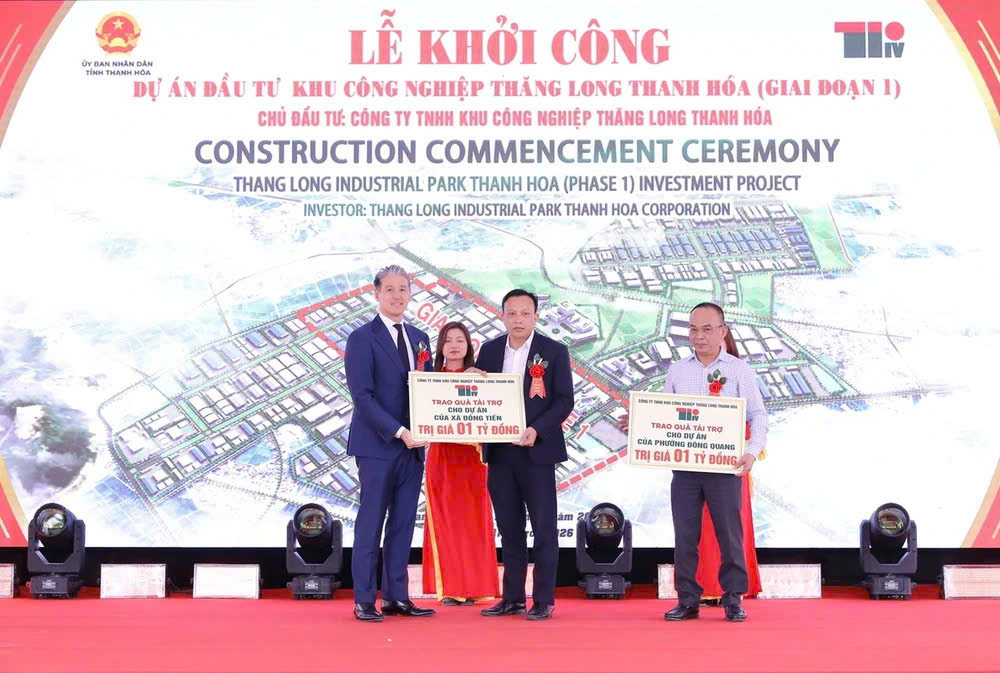 Tập đoàn Sumitomo trao tặng UBND phường Đông Quang và UBND xã Đồng Tiến, mỗi địa phương 1 tỷ đồng để chăm lo công tác an sinh xã hội. (ảnh: Minh Hiếu)