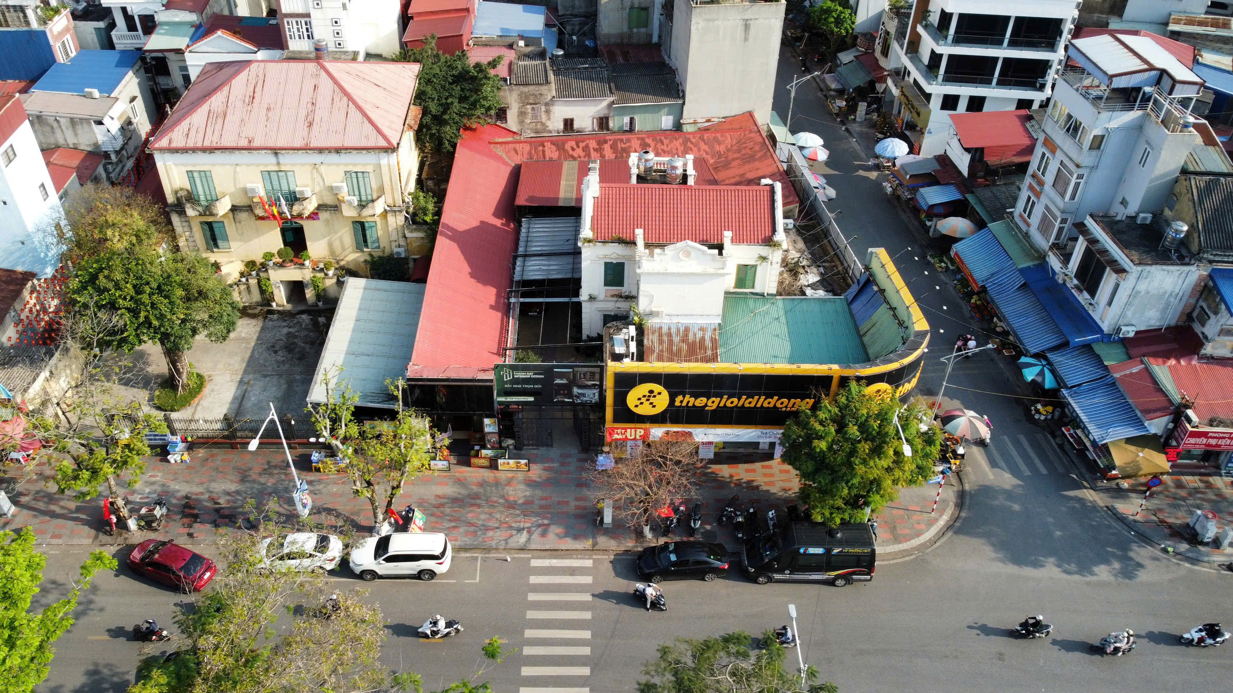 Căn biệt thự Pháp cổ số 106 Trần Phú do Công ty TNHH Sông Hằng thuê, mặt tiền trở thành cửa hàng điện thoại.