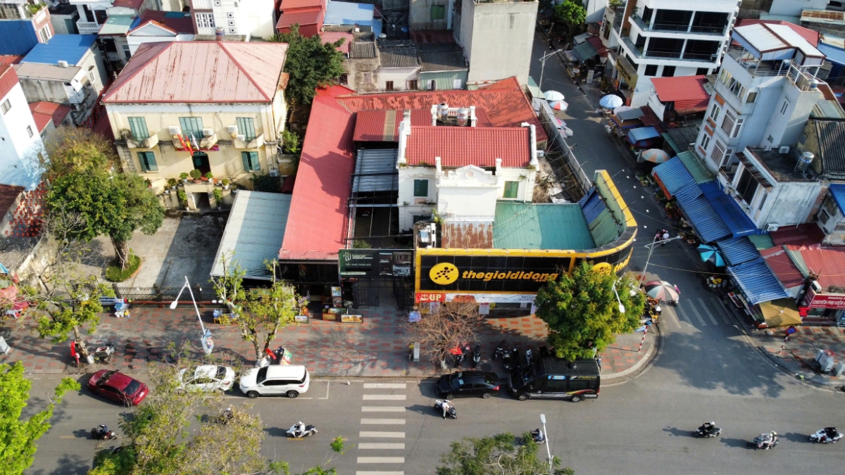 Căn biệt thự Pháp cổ số 106 Trần Phú do Công ty TNHH Sông Hằng thuê, mặt tiền trở thành cửa hàng điện thoại.