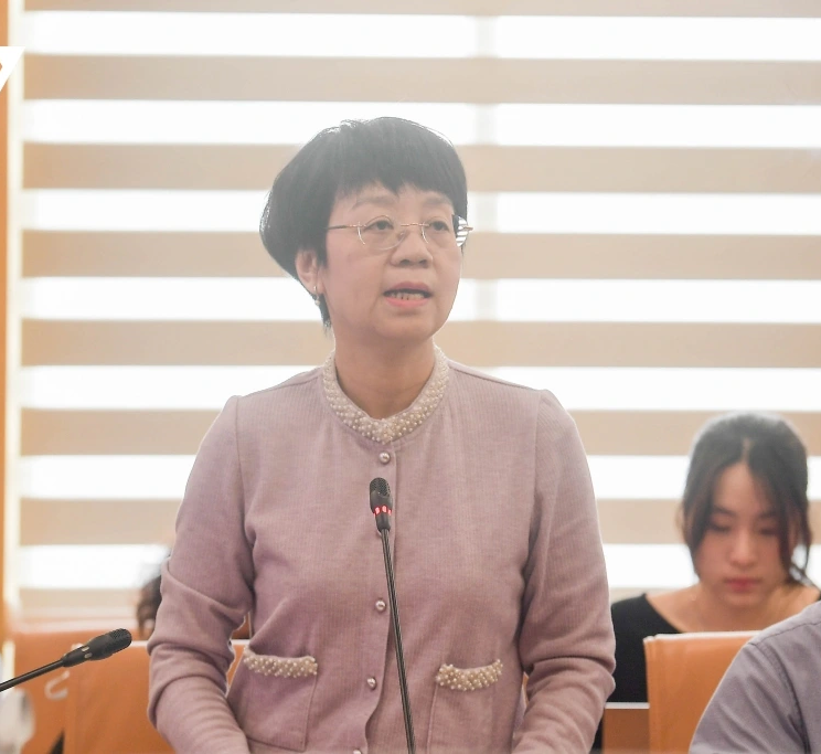 Phó Cục trưởng Cục Môi trường Nguyễn Thị Thiên Phương trao đổi cung cấp thông tin tại buổi họp.