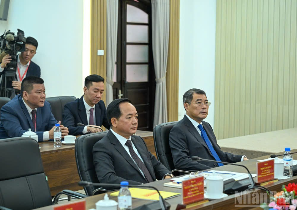 Trưởng ban Tổ chức Trung ương Lê Minh Hưng, Trưởng ban Tuyên giáo và Dân vận Trung ương Trịnh Văn Quyết và các đại biểu dự cuộc làm việc. Ảnh: Nhân Dân.