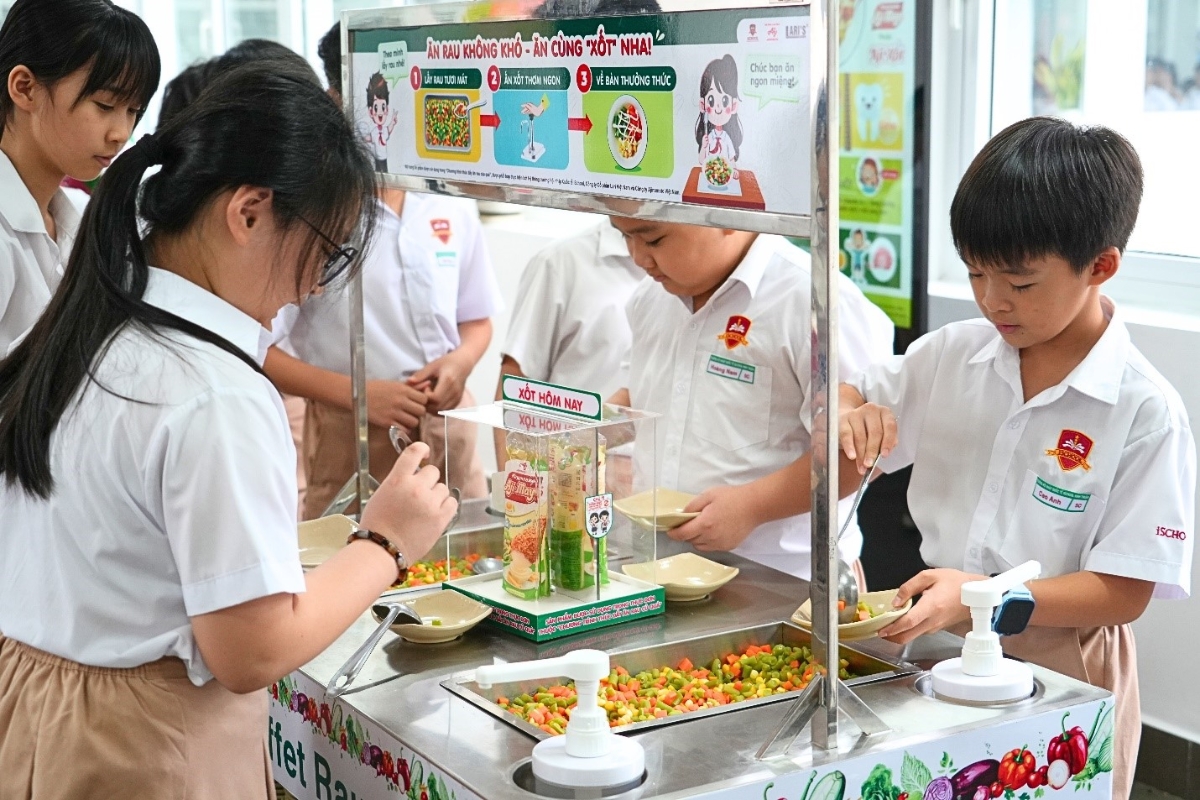 Quầy buffet rau được triển khai trong bữa trưa của học sinh.