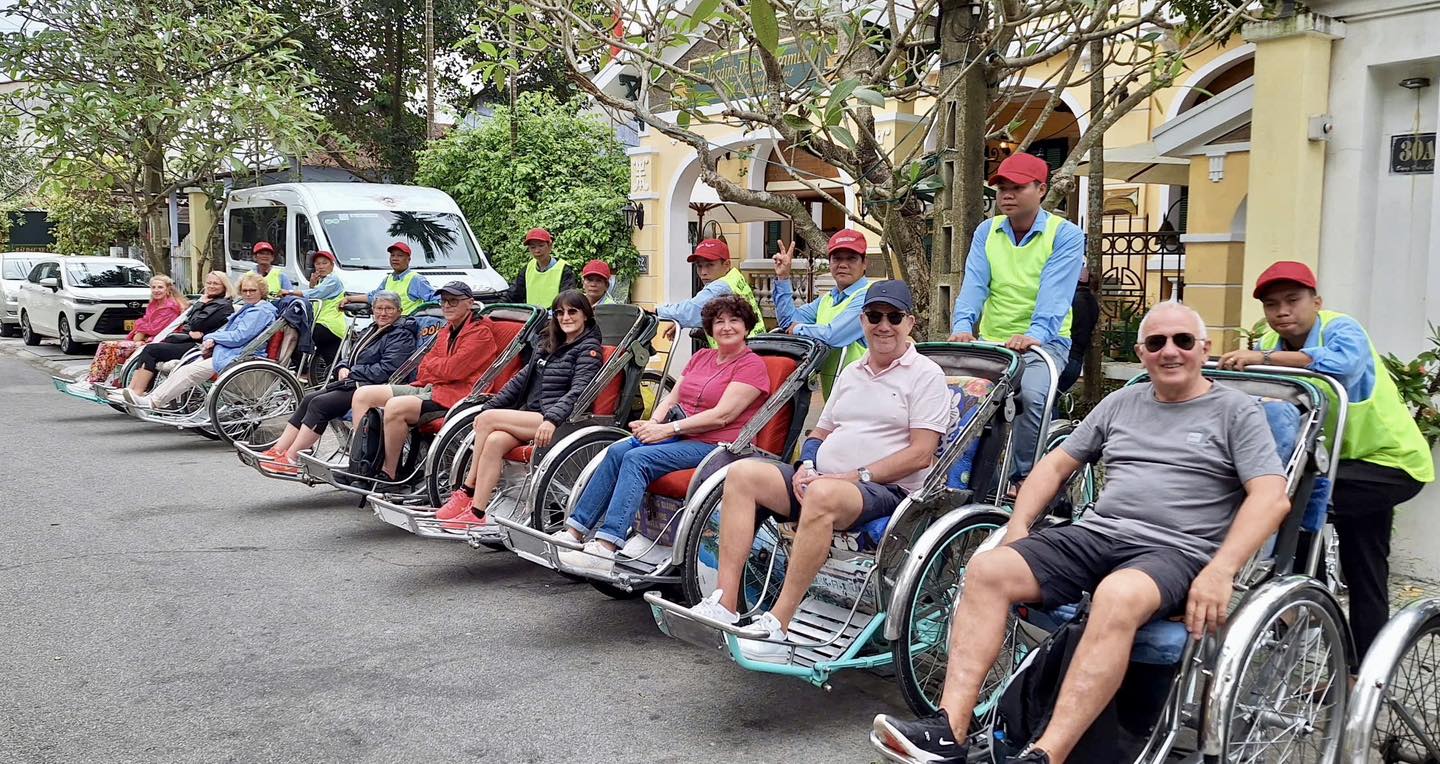 Giá vé máy bay tăng thường là tín hiệu đầu tiên khiến người dân cân nhắc lại kế hoạch nghỉ dưỡng.