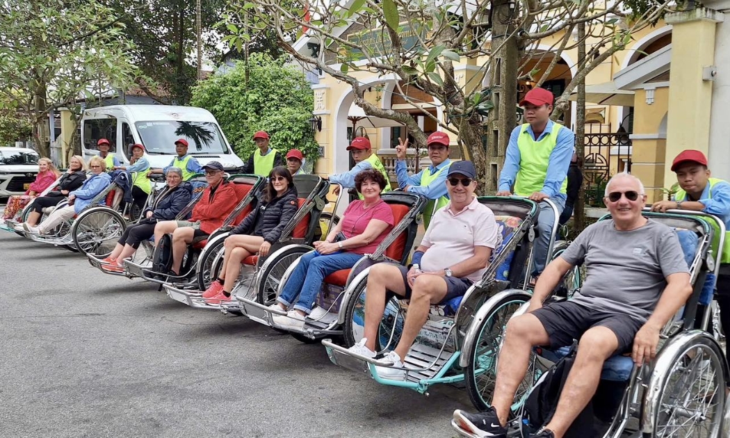 Giá vé máy bay tăng thường là tín hiệu đầu tiên khiến người dân cân nhắc lại kế hoạch nghỉ dưỡng.
