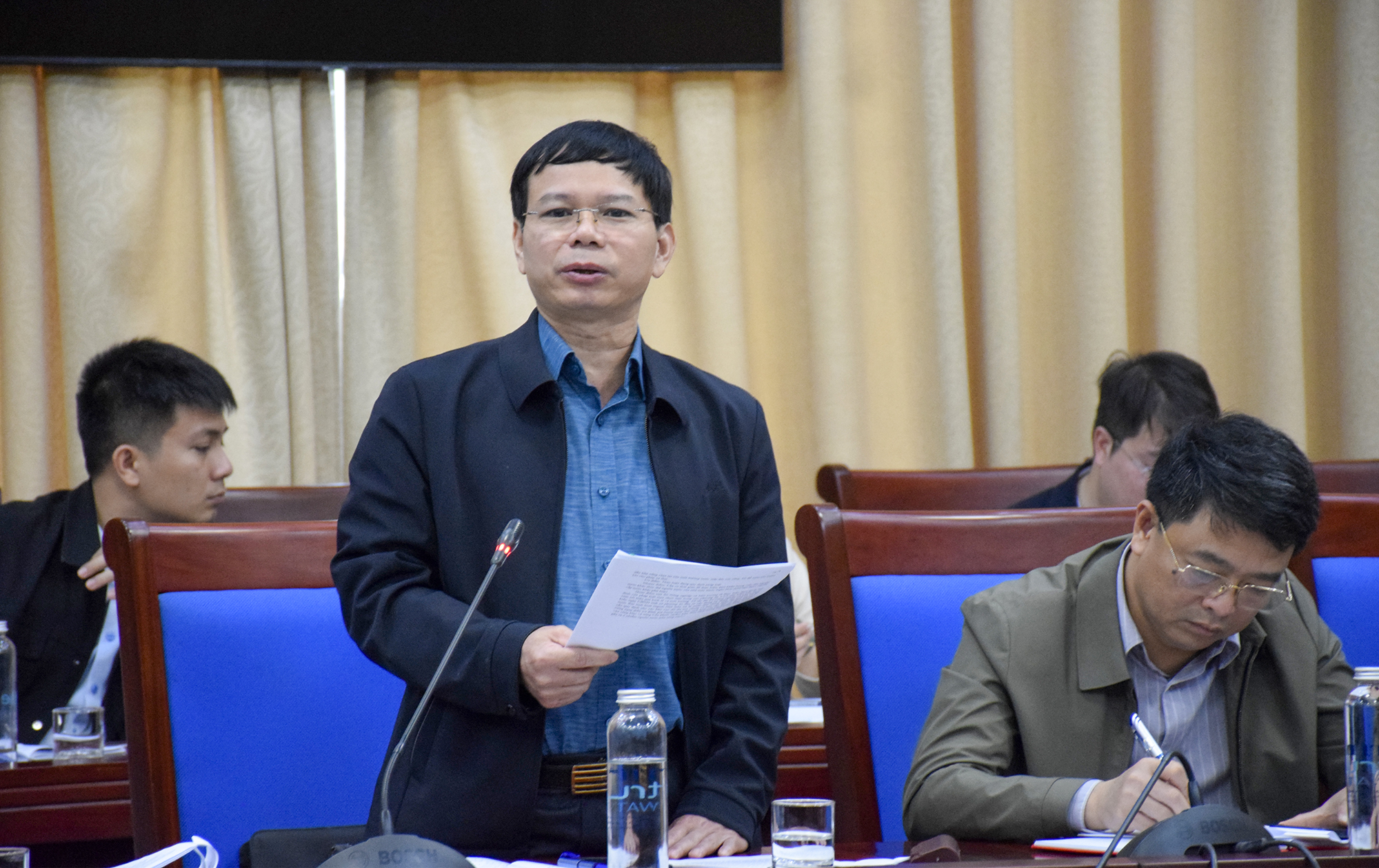 Ông Phạm Văn Toàn, Phó Giám đốc Sở Nông nghiệp và Môi trường Nghệ An, trả lời các vướng mắc liên quan đến giải phóng mặt bằng