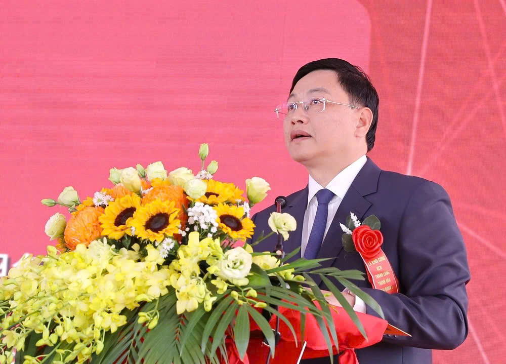Phó Chủ tịch Thường trực UBND tỉnh Thanh Hóa Mai Xuân Liêm phát biểu tại lễ khởi công. (Ảnh: Minh Hiếu)