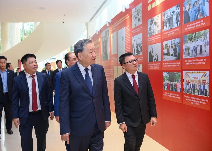 Tổng Bí thư Tô Lâm tham quan triển lãm về lịch sử báo Nhân Dân bên lề lễ kỷ niệm 75 năm báo Nhân Dân ra số đầu tiên - Ảnh: BTC
