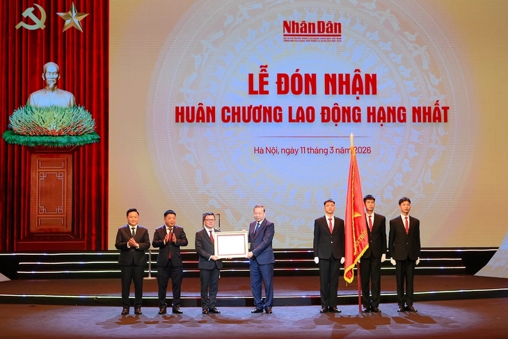 Tổng Bí thư Tô Lâm thay mặt Đảng, Nhà nước trao Huân chương Lao động hạng nhất cho báo Nhân Dân - Ảnh: BTC