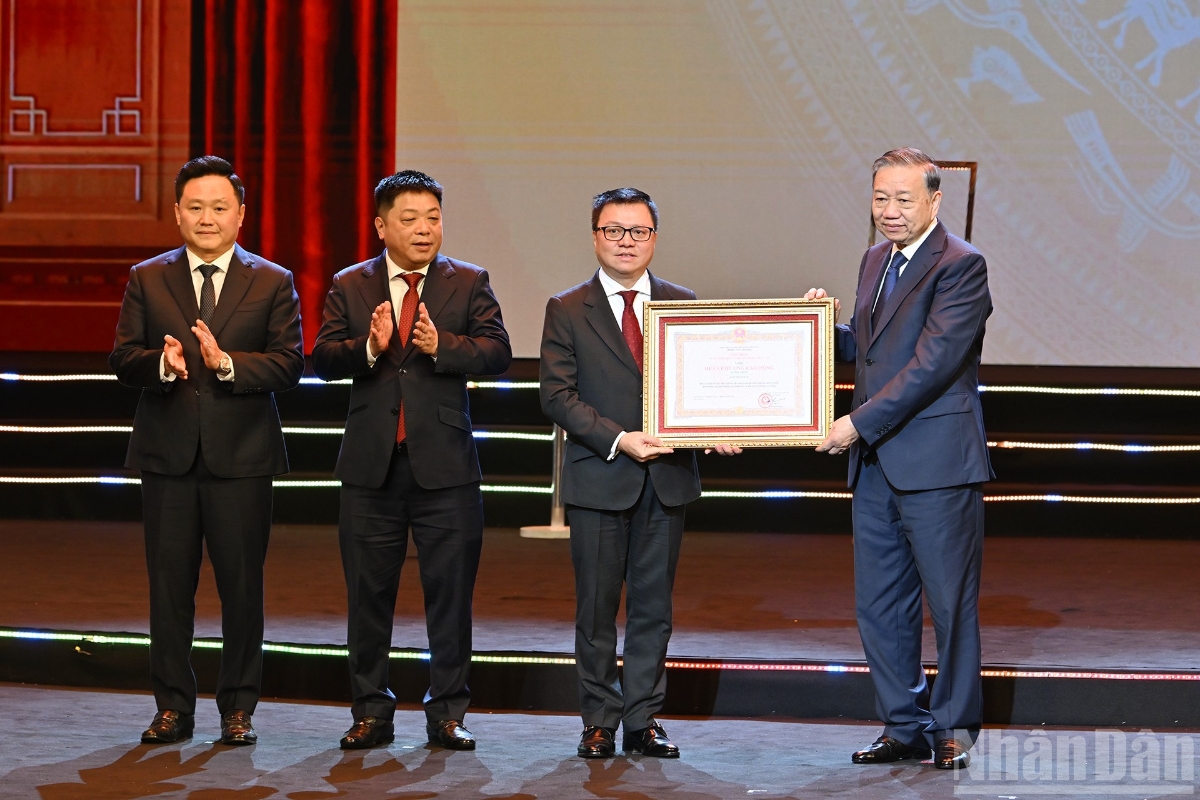 Tổng Bí thư Tô Lâm trao Huân chương Lao động Nhất tặng Báo Nhân Dân tại Lễ kỷ niệm 75 năm Ngày Báo Nhân Dân ra số đầu. Ảnh: Nhân Dân