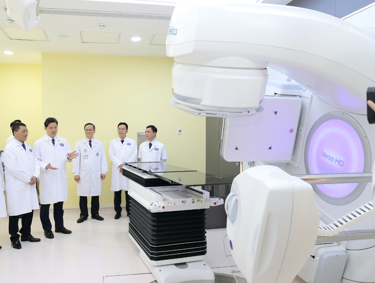 Thứ trưởng Thường trực Vũ Mạnh Hà tại các khoa, phòng lắp đặt thiết bị y tế hiện đại ở cơ sở Quán Sứ của Bệnh viện K.