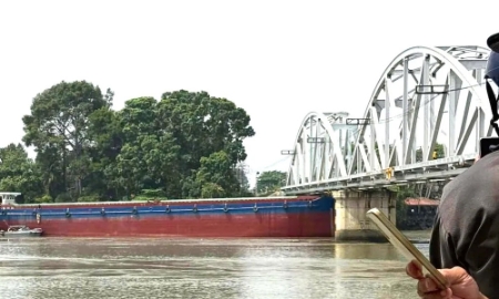 Hiện trường sà lan NB-8437 (phương tiện Thành Đạt 86) tông cầu Ghềnh tại Biên Hòa, Đồng Nai sáng 06/3/2026. Ảnh: Phú Ngân
