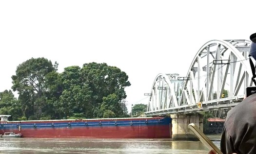 Hiện trường sà lan NB-8437 (phương tiện Thành Đạt 86) tông cầu Ghềnh tại Biên Hòa, Đồng Nai sáng 06/3/2026. Ảnh: Phú Ngân