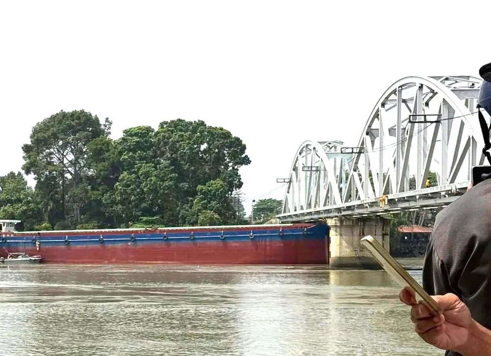 Hiện trường sà lan NB-8437 (phương tiện Thành Đạt 86) tông cầu Ghềnh tại Biên Hòa, Đồng Nai sáng 06/3/2026. Ảnh: Phú Ngân