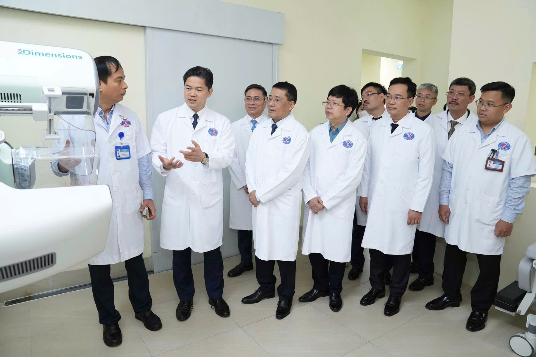Thứ trưởng thường trực Bộ Y tế Vũ Mạnh Hà và các đại biểu tham quan thiết bị mới tại Bệnh viện K