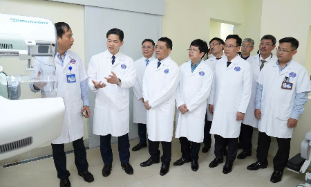 Thứ trưởng thường trực Bộ Y tế Vũ Mạnh Hà và các đại biểu tham quan thiết bị mới tại Bệnh viện K