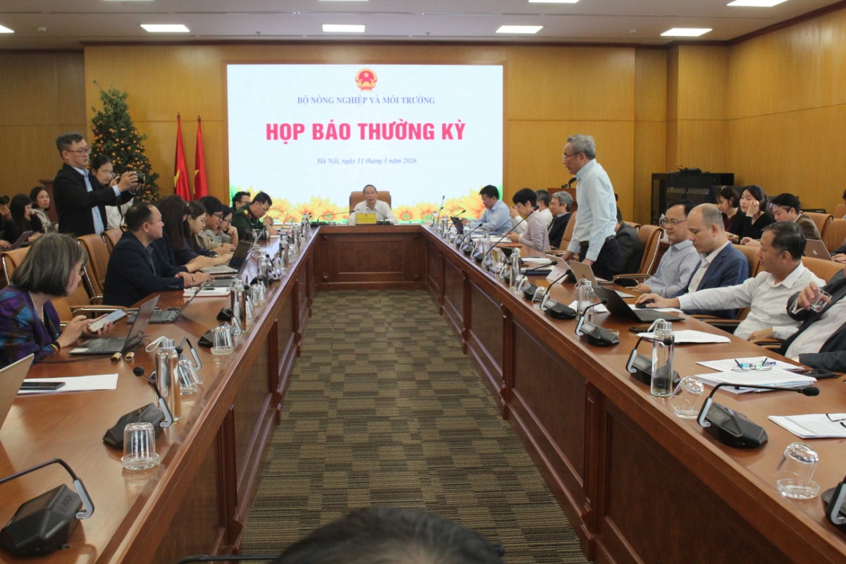 Thứ trưởng Phùng Đức Tiến chủ trì buổi họp báo của Bộ Nông nghiệp và Môi trường. Ảnh: Chu Khôi.