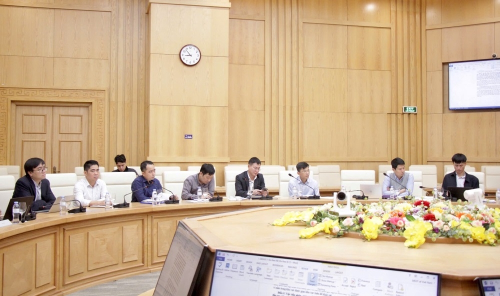 Các thành viên trong tổ soạn thảo tại cuộc họp. Ảnh: MOIT.