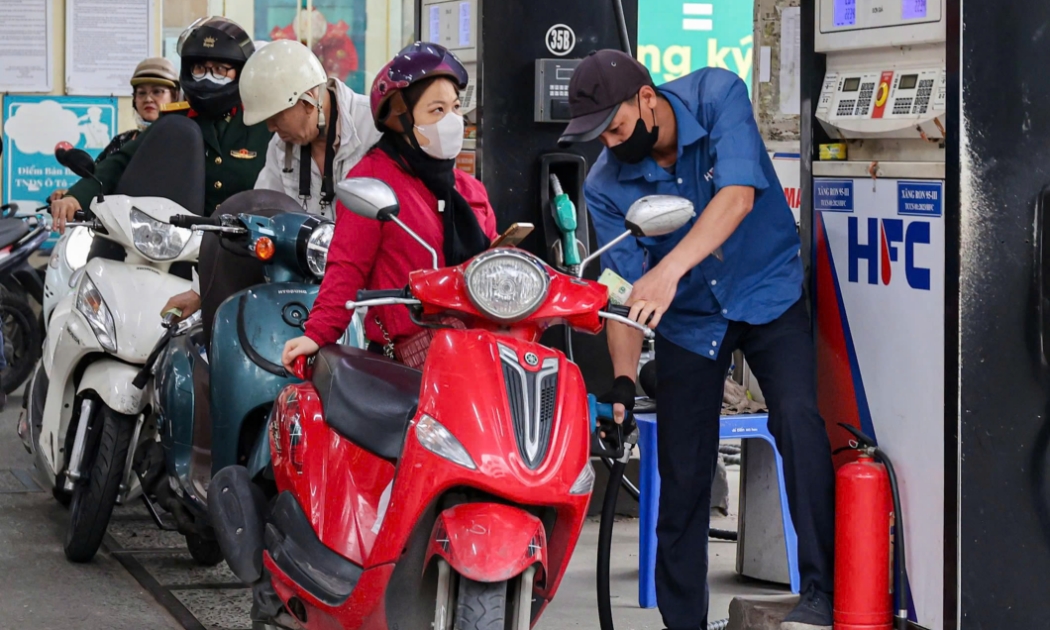 Người dân ồ ạt đi săn xe máy điện giữa cơn sốt giá xăng