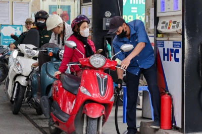 Người dân ồ ạt đi săn xe máy điện giữa cơn sốt giá xăng