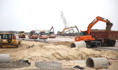 Thi công các hạng mục ở Dự án Khu bến cảng Mỹ Thủy. Ảnh: Hưng Thơ