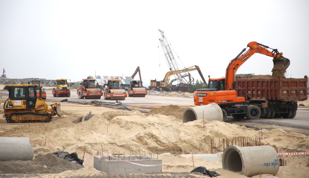 Thi công các hạng mục ở Dự án Khu bến cảng Mỹ Thủy. Ảnh: Hưng Thơ