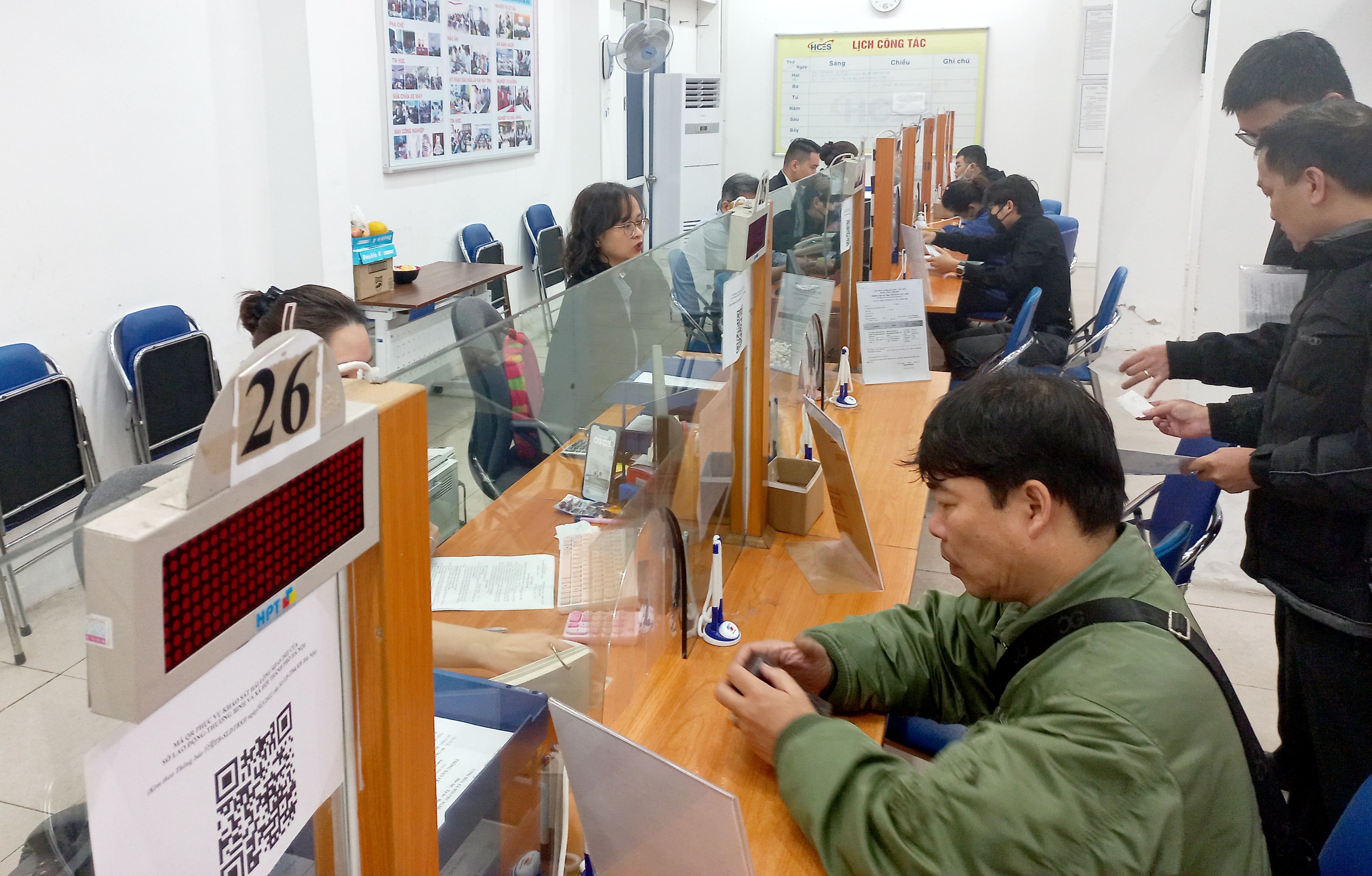 Làm thủ tục hưởng bảo hiểm thất nghiệp tại Trung tâm dịch vụ việc làm Hà Nội. Ảnh: Nhật Dương.