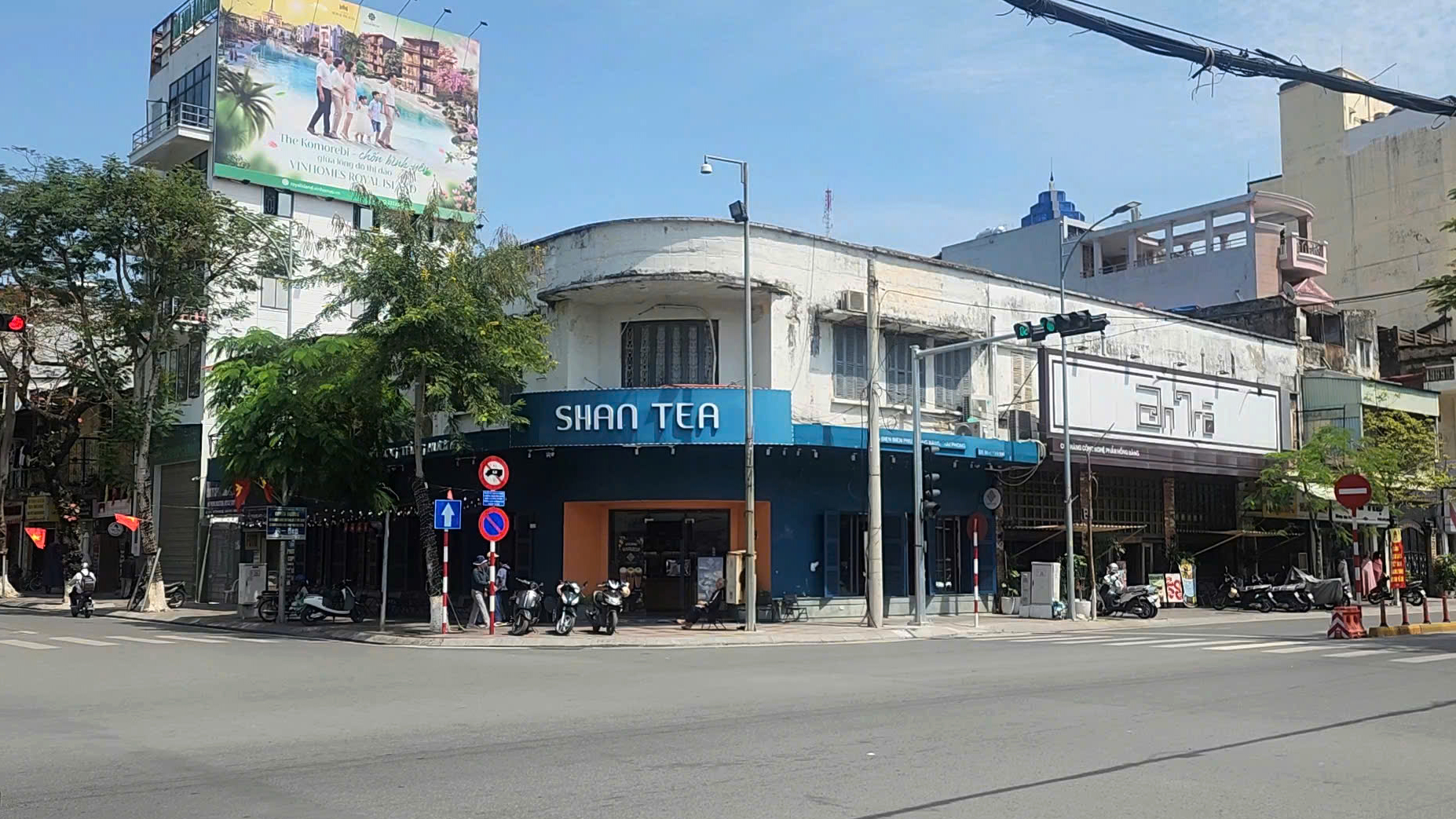 Cơ sở nhà đất công sản số 84-86 Điện Biên Phủ nằm tại góc đường Điện Biên Phủ - Hoàng Văn Thụ trở thành các cửa hàng kinh doanh.