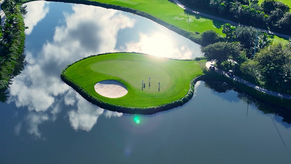 Việt Nam được Tổ chức Golf Thế giới (WGA) vinh danh 9 năm liên tiếp là "Điểm đến golf hàng đầu châu Á", 2 lần đạt danh hiệu "Điểm đến golf tốt nhất thế giới".