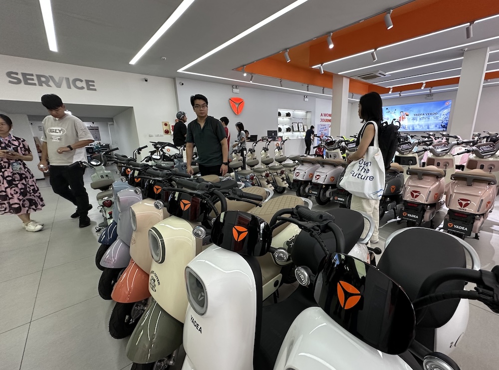 Ngoài yếu tố tiết kiệm chi phí, xe máy điện còn được nhiều người đánh giá cao vì vận hành êm ái và không phát thải trực tiếp ra môi trường. Trong bối cảnh các thành phố lớn đang từng bước thúc đẩy giao thông xanh và hạn chế phương tiện sử dụng nhiên liệu hóa thạch, xe điện được xem là một trong những giải pháp phù hợp. Ảnh: Nam Nguyễn.