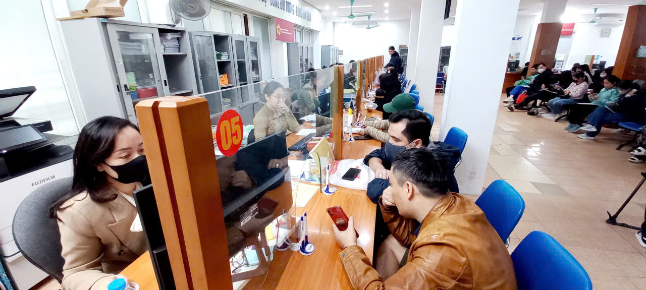 Người lao động được giải quyết chế độ về bảo hiểm thất nghiệp tại Hà Nội. Ảnh: Nhật Dương.