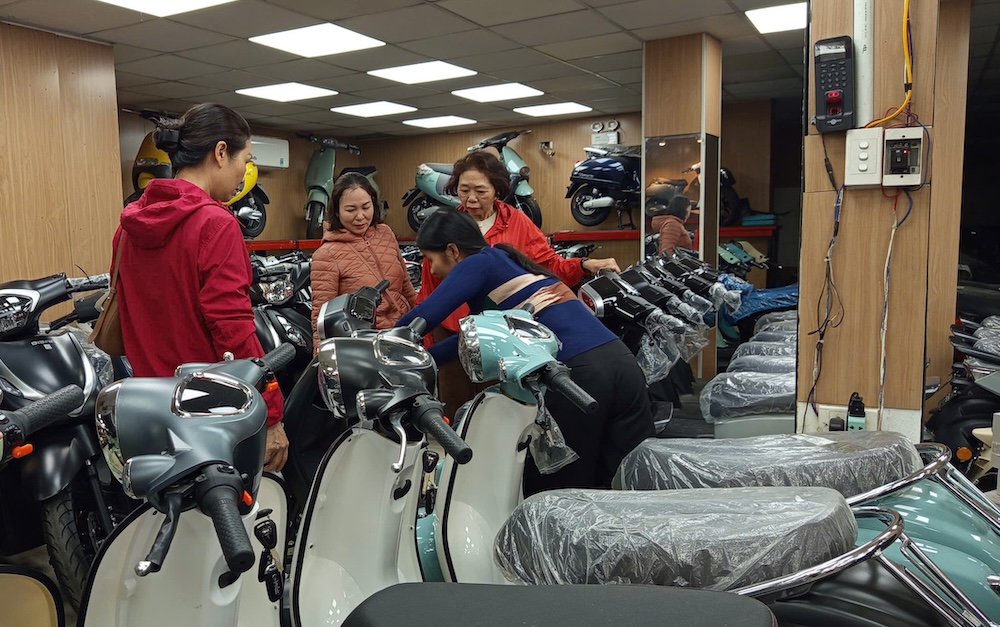 Người dân tìm mua xe điện trước tình hình giá xăng dầu biến động khó lường. Ảnh: Đức Huy.