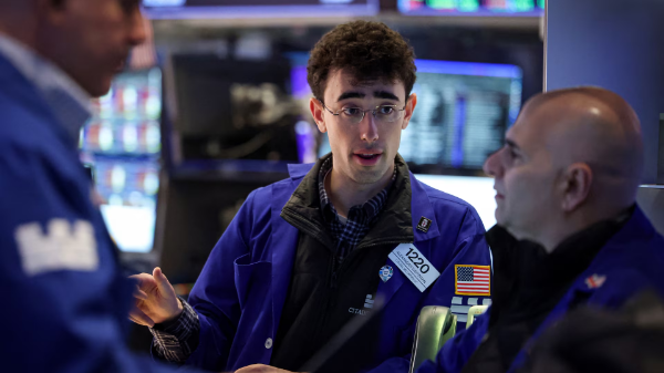 Chứng khoán Mỹ mất điểm vì giá dầu leo thang trở lại