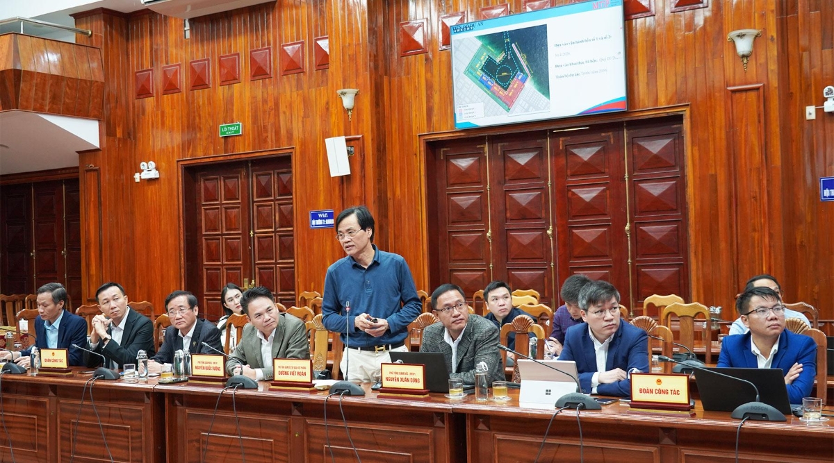 Đại diện lãnh đạo Công ty Cổ phần Đầu tư Liên doanh cảng quốc tế Mỹ Thủy (MTIP) báo cáo các dự án đầu tư