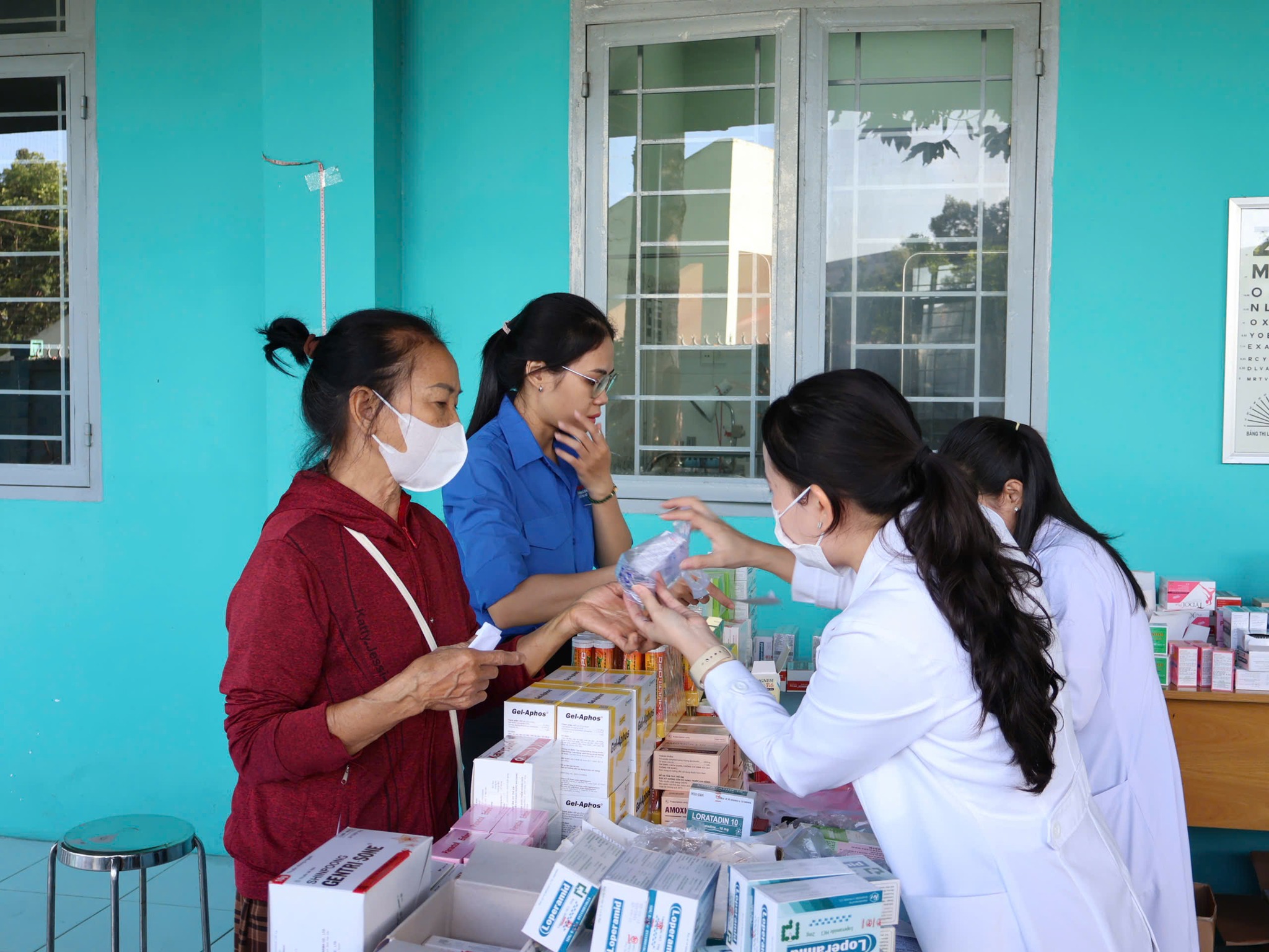 Người dân được các y, bác sĩ khám sức khỏe tổng quát và khám chuyên sâu, sàng lọc các bệnh nguy hiểm.