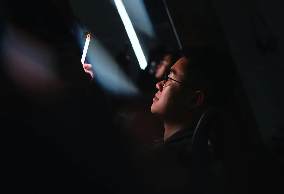 Chen giao dịch trên điện thoại trong ký túc xá tại Đại học Fudan ở Thượng Hải. Ảnh: Bloomberg Businessweek.